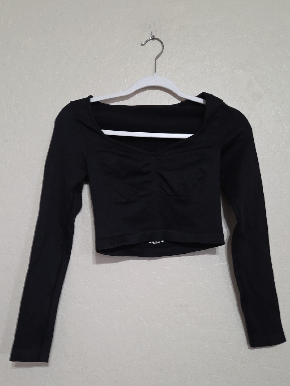 Cropped Black Long-Sleeve Scoop Neck Compression Top